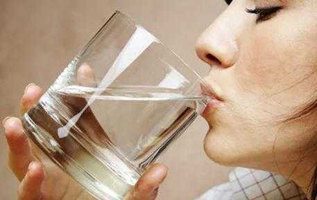 健康喝水排尿（喝水排尿好不好）